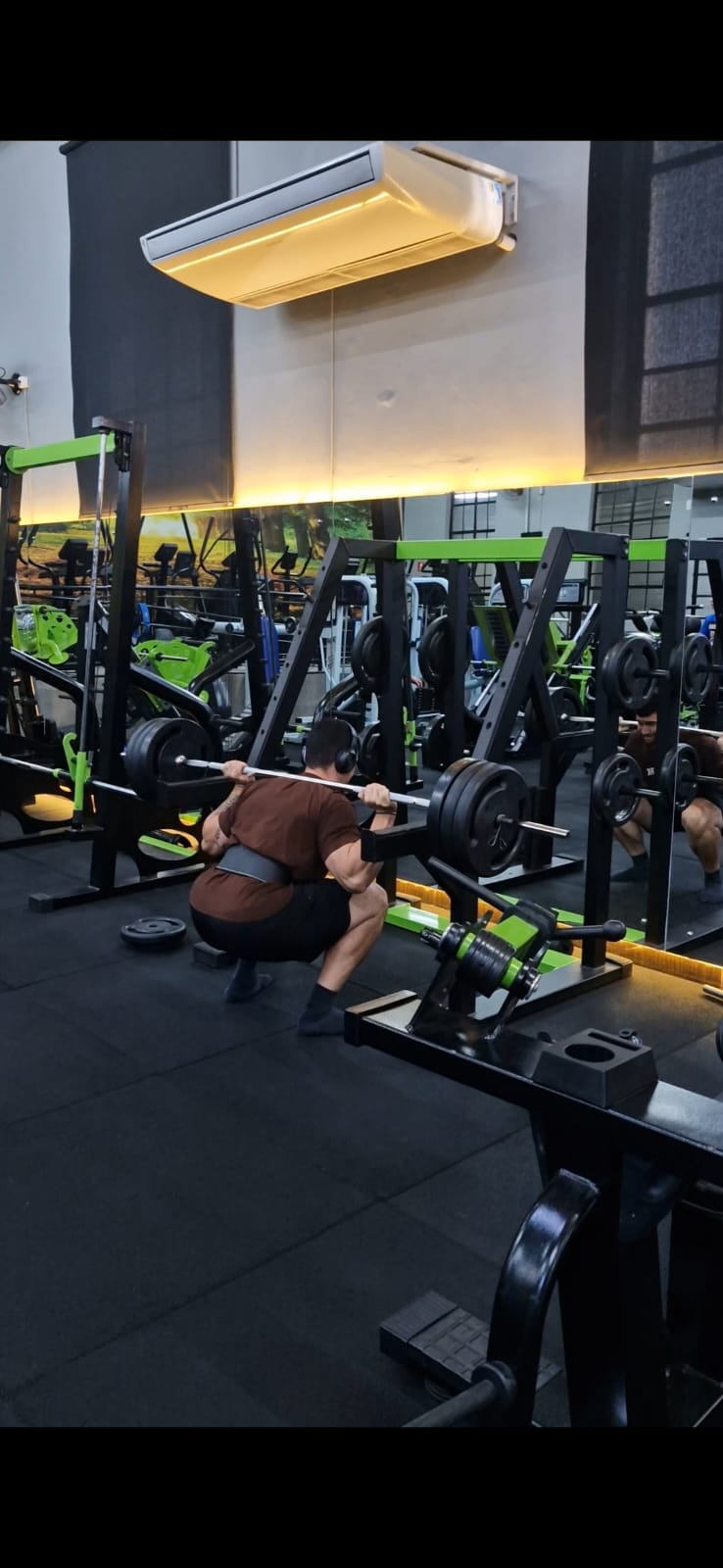 Treino sem frescura com barras e anilhas em academia